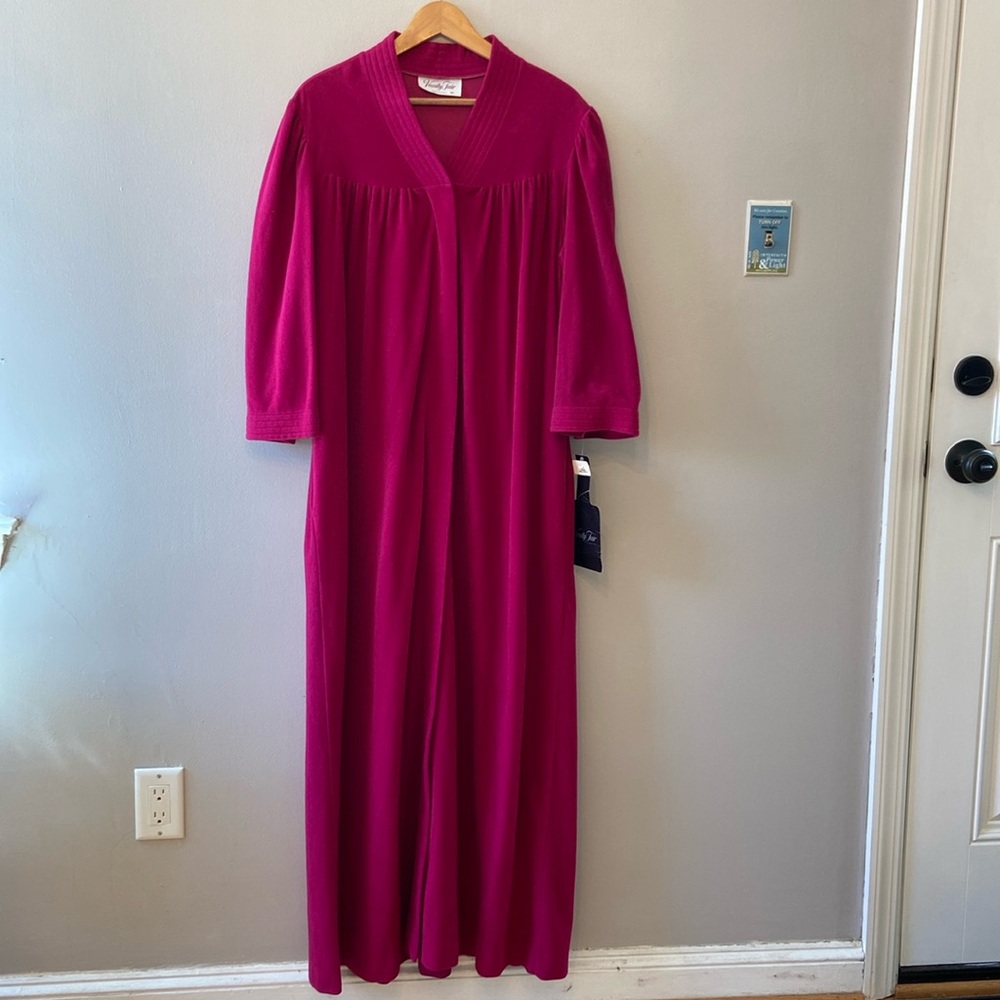 Vanity Fair cherry velour robe or house coat 🍒 vintage size M